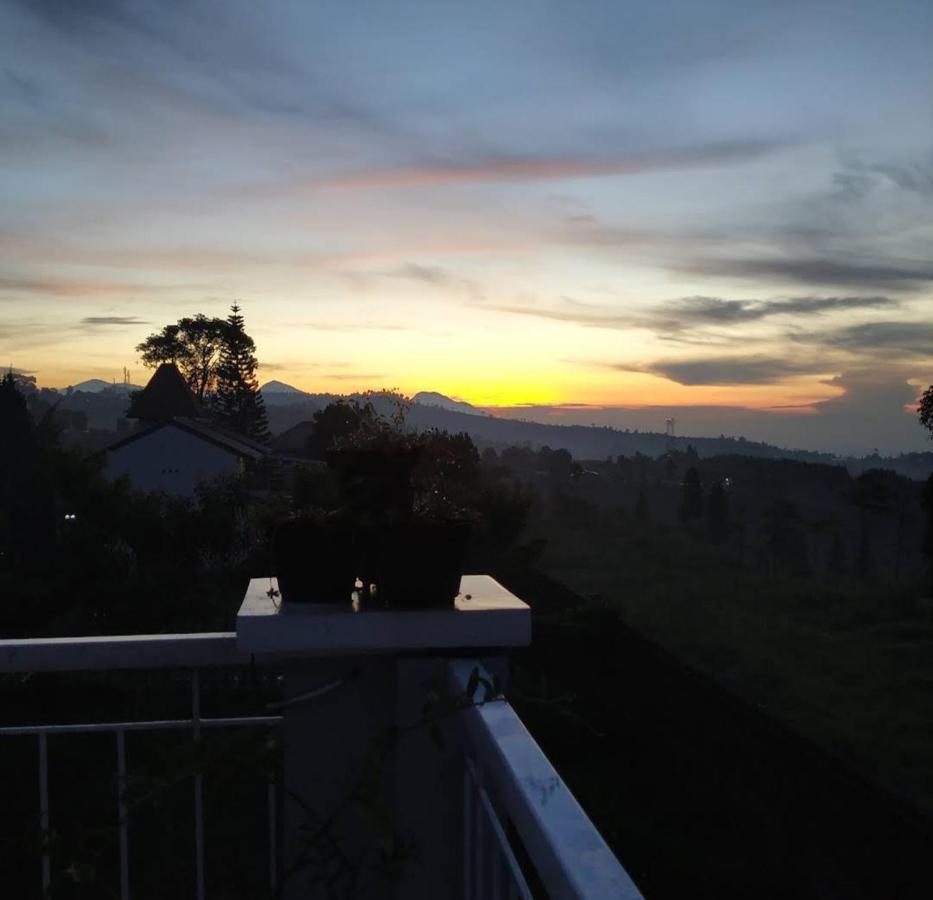 Villa 360 Lembang Esterno foto