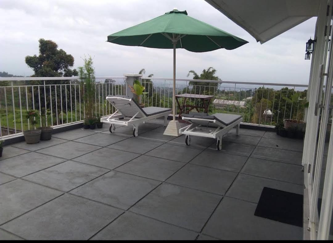 Villa 360 Lembang Esterno foto